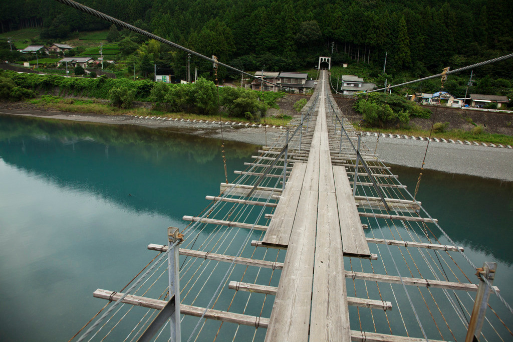 低い高さと横揺れがスリル満点！静岡「塩郷の吊橋」2508451