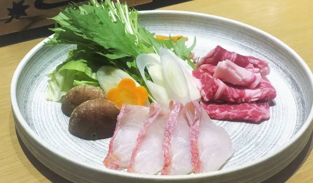 この時のメインは「金目鯛と牛、旬野菜のしゃぶしゃぶ」。食材に合わせて3種類のお出汁が用意されていて、しゃぶしゃぶすると素材の旨みが際立ちます。