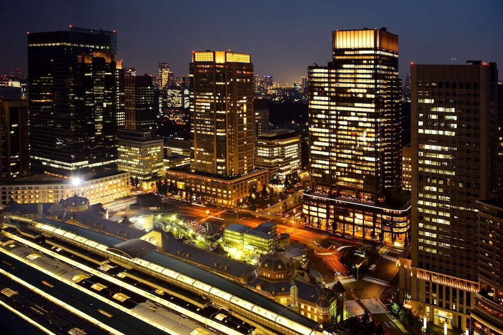 高層階から眺めるスカイツリーや東京駅の美しい夜景3908070