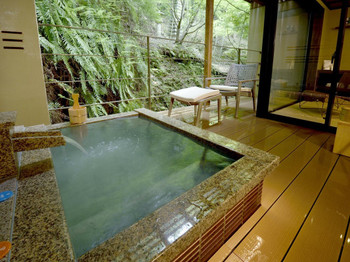 Enjoy a relaxing time with your loved one at a Kyoto ryokan with an open-air bath