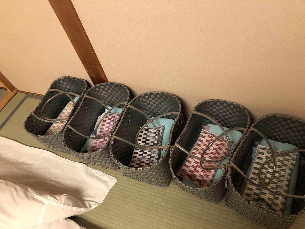 お風呂に持っていくカゴが用意されていました