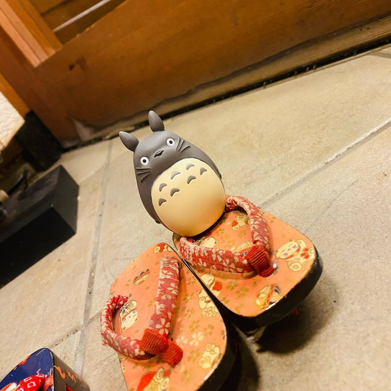 館内の至る所にかわいらしい和小物が。心をほっと和ませてくれそう(※トトロの人形はtabisuru.totoroさんの私物です) / 2