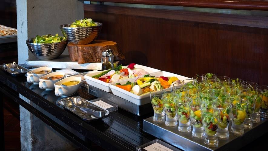 朝食／サラダバー / 4