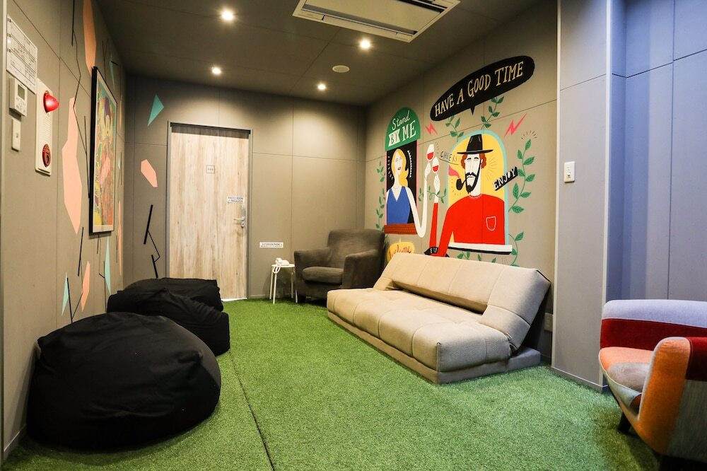 博多の中心にある「泊まれる立ち飲み屋」、ハイセンスなゲストハウス3960537