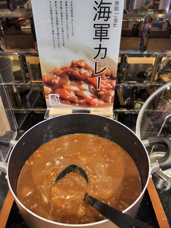 朝食ビュッフェの海軍カレー