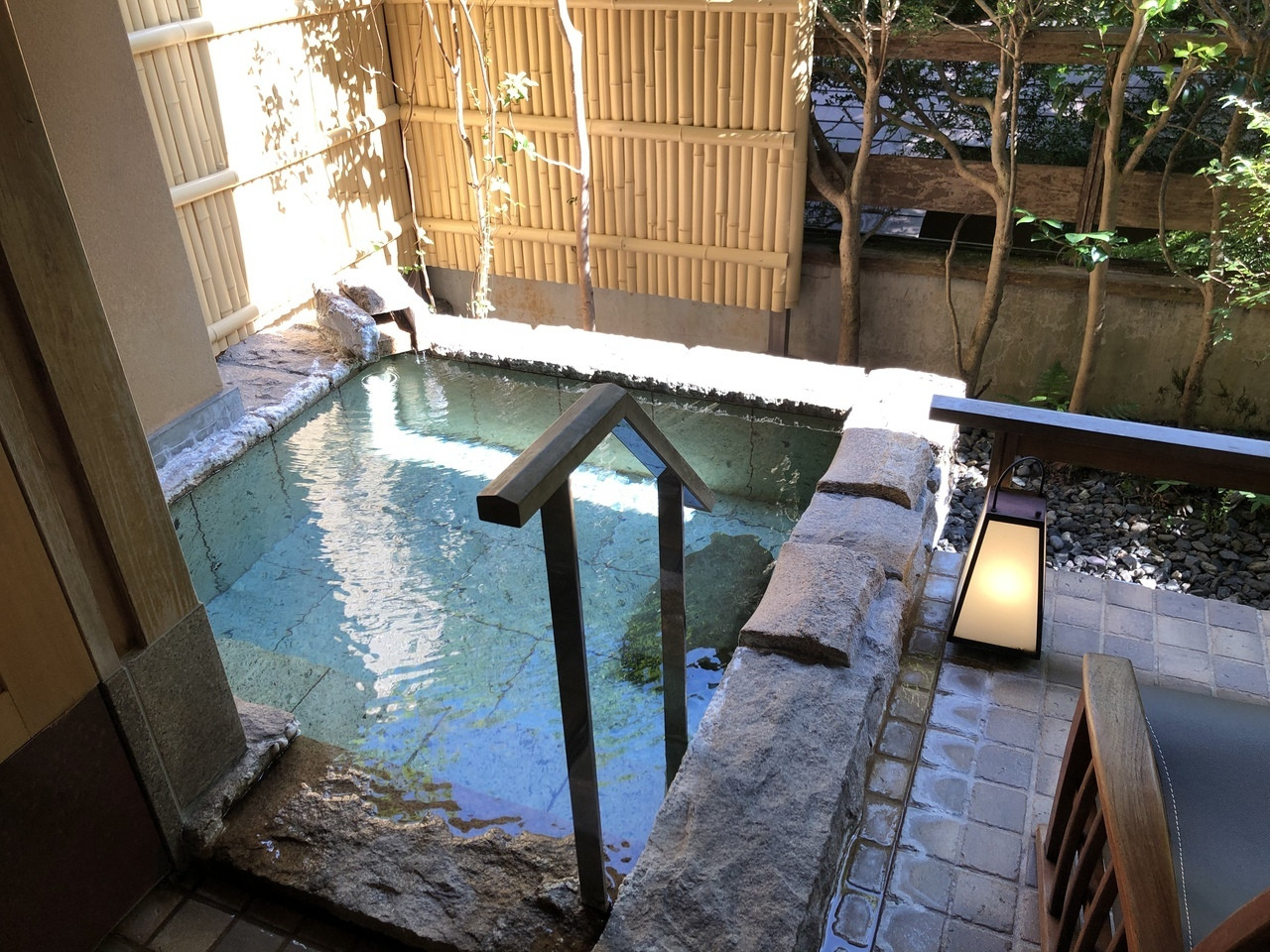 川のせせらぎと源泉かけ流しの湯に癒される4244680