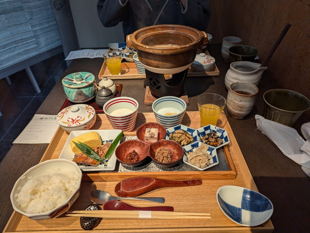 夕食。やや味が濃い。