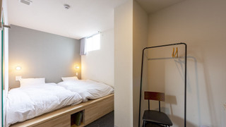 スーペリア ツインルーム シングルベッド 2 台 共用バスルーム