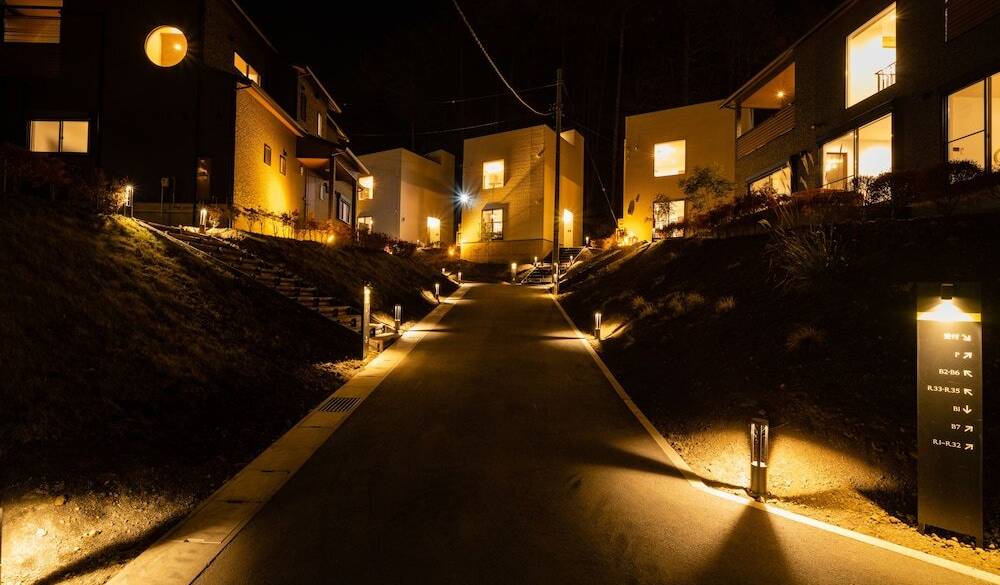 夜の敷地内の様子 / 4