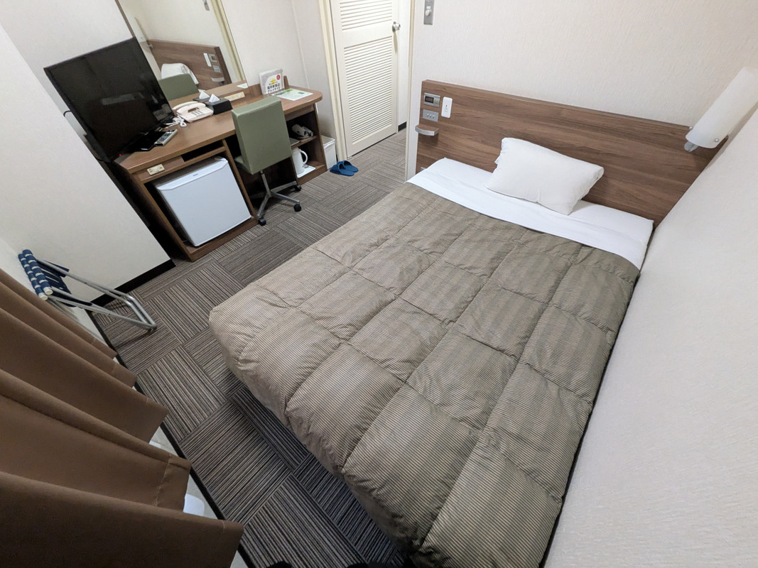 お部屋は狭いめ