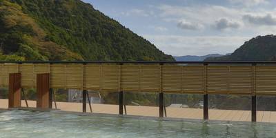 山翠楼 SANSUIROU（神奈川県 旅館）：最上階の展望露天風呂「大空」からは箱根連山の雄大な景色を一望。開放的な空間で「湯河原温泉」を堪能できる。 / 1