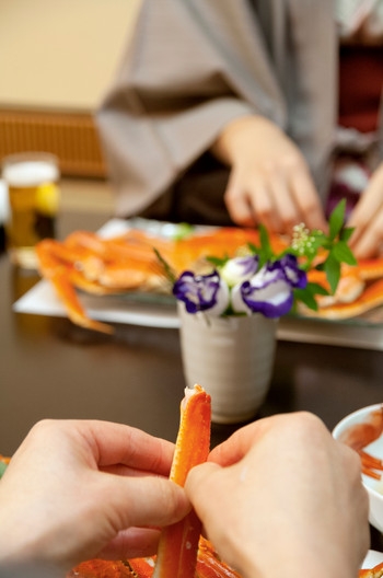 かにを食べる女性の手元