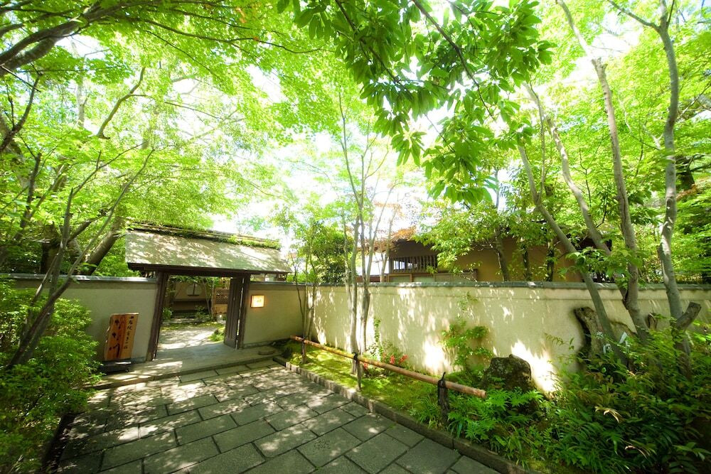 木々に囲まれた、数寄屋造りの宿3927299