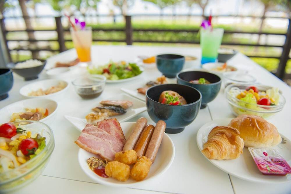 買い物も海も楽しめる立地。天然温泉施設も体験できる4379286