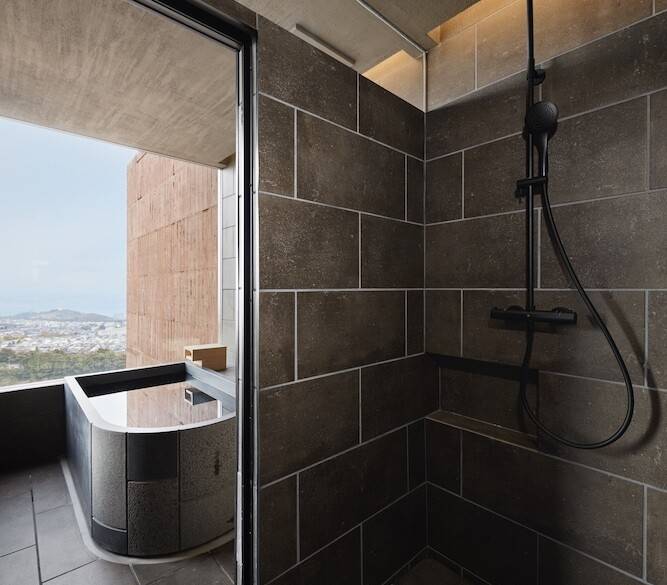 美濃焼タイルを使用した浴室 / 3