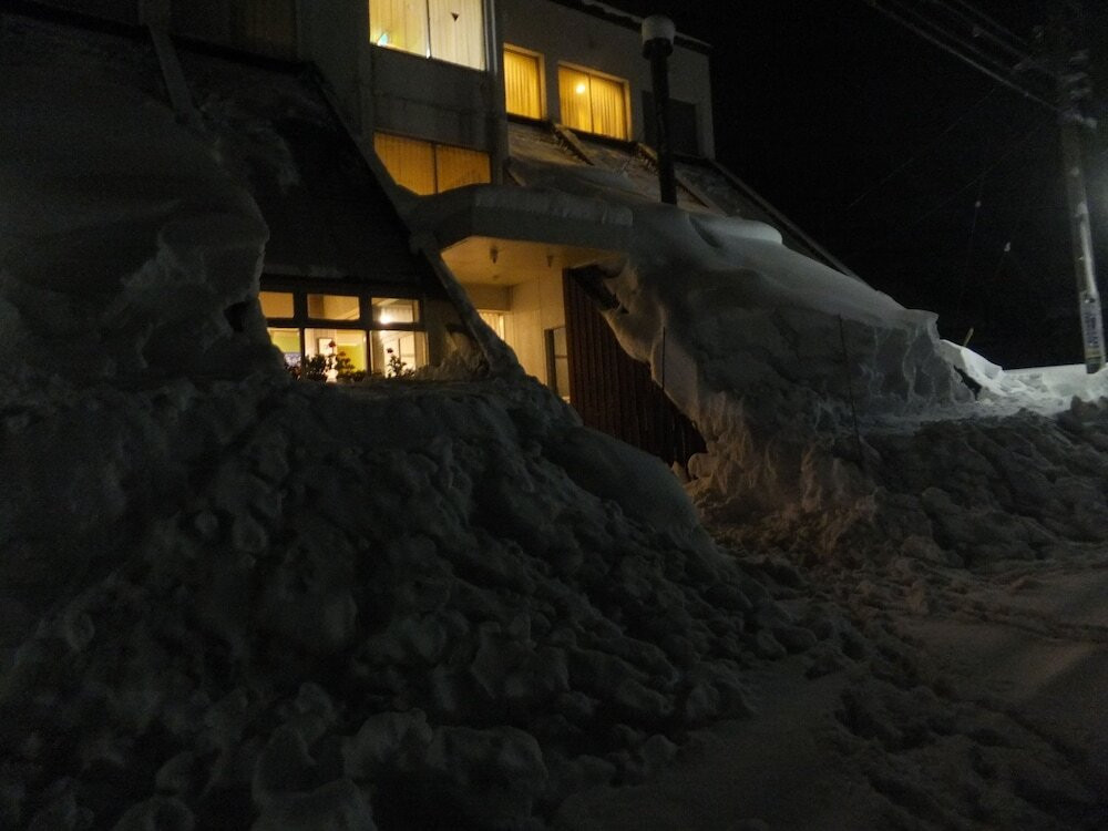 施設の正面 (日没後)