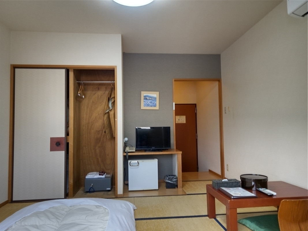 松風閣の部屋(眺め無し)入口側です。