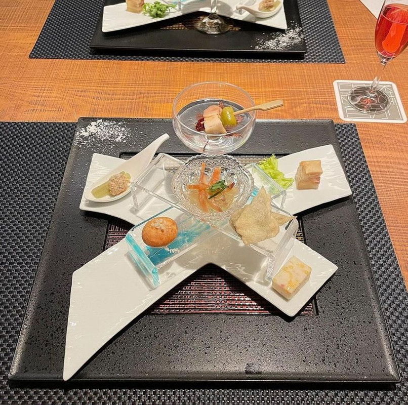 見た目も美しいディナーコース。刺身はしゃぶしゃぶスタイル、肉料理は全てウェルダン、デザートはフォンダンショコラからミルクレープに変更されているなど、妊婦への配慮が細やかだったそう / 1