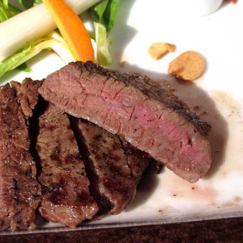 「野の花山荘」 料理 43613660 ミディアムでオーダー。シンプルな塩コショウで食べるのが一番旨い