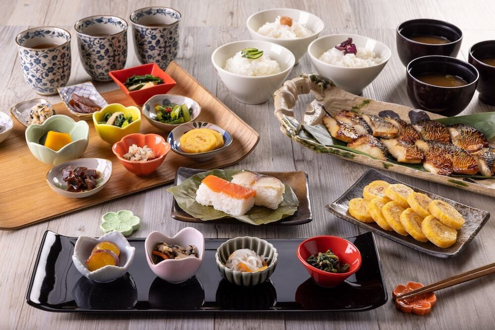 パーツカット　旅館で日本料理を食べる若い女性
