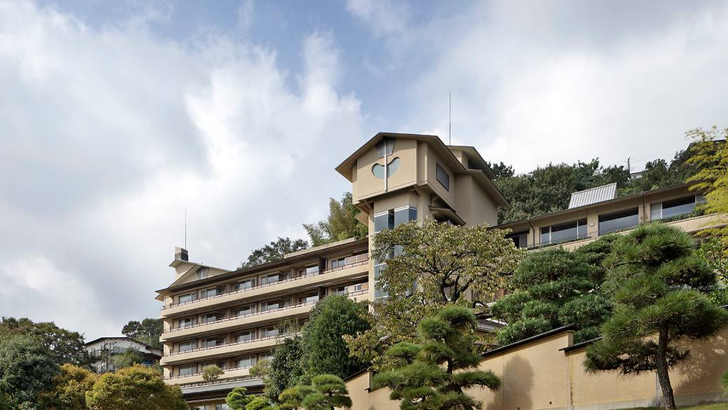 庭園ビューの館内で
優雅にチェックイン / 5