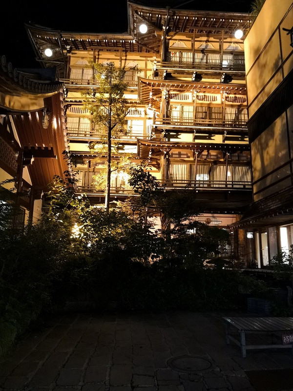 ライトアップされた外観