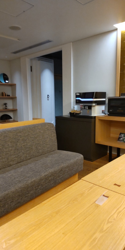 1Fには休憩スペース、コーヒーマシーンがあります