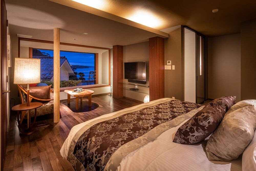 伊豆石の露天風呂付きキングサイズベッドルーム①