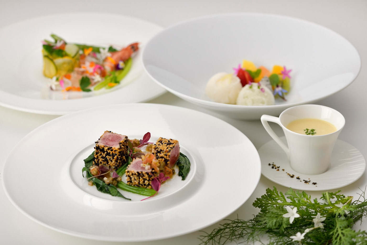 名護湾を眺めながらラウンジでゆったり寛ぐ…大人カップルならではの滞在を4235052