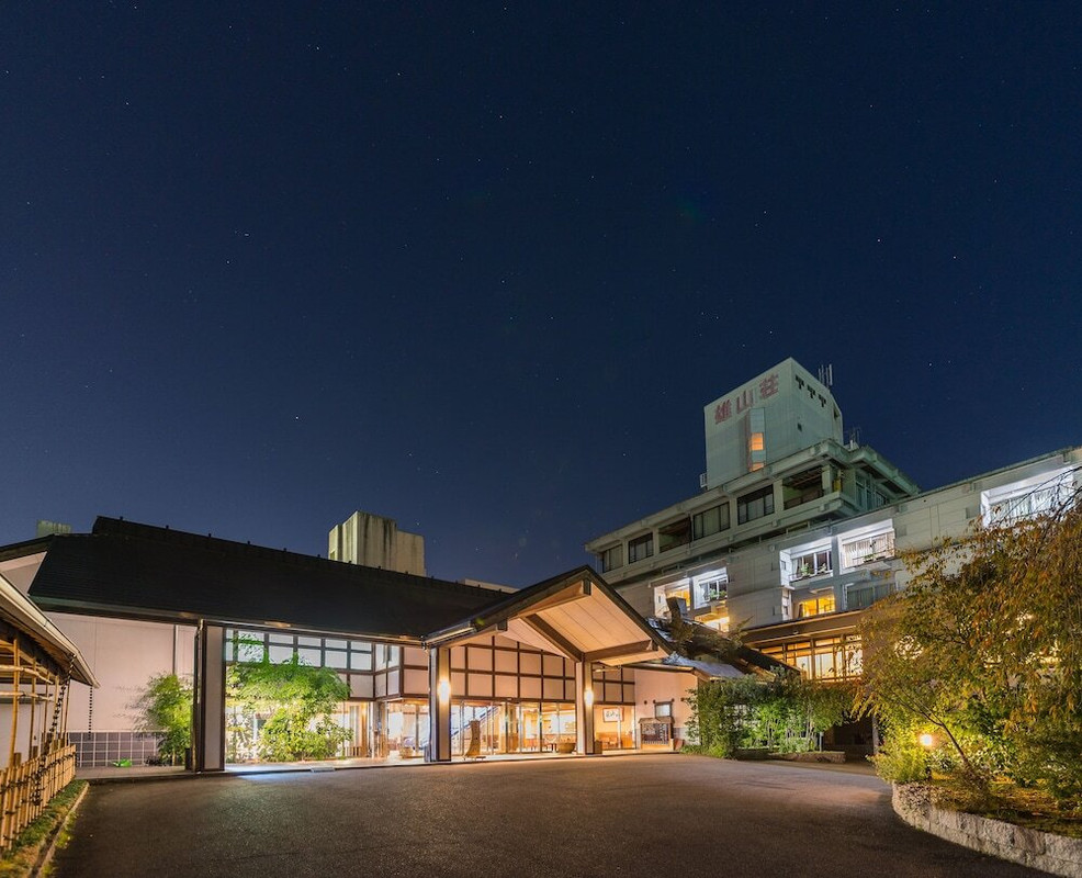 宿外観 夜