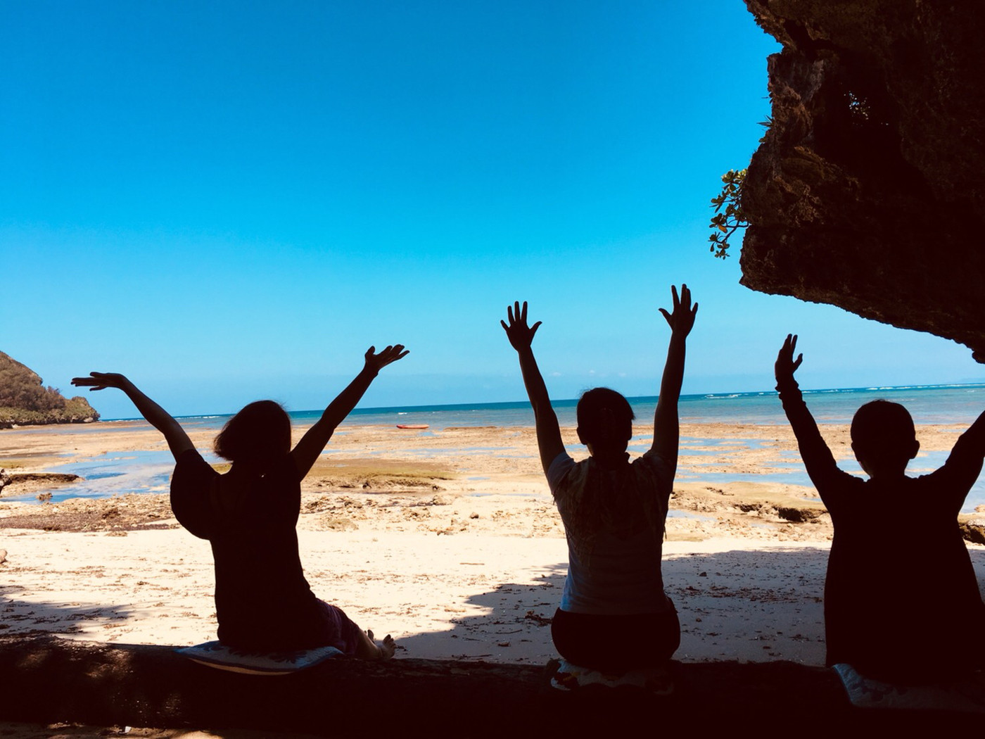 台風のあと、偶然流れ着いた大きな大木に座って、思わず気持ちぃー！ってなった時の写真です。私達の為の大木がまるで用意されてるかのようでした。