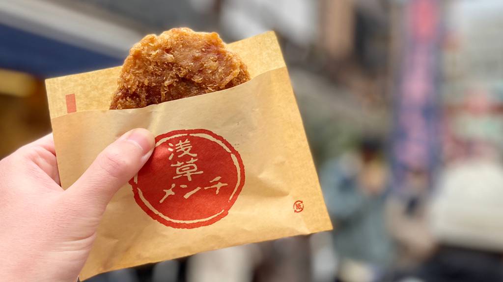 肉汁あふれる
メンチカツをぱくり / 1