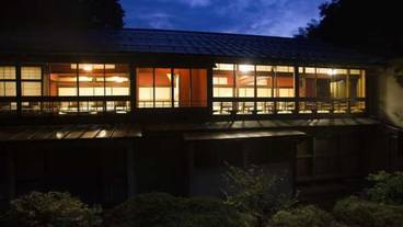 施設の正面 (日没後) / 3