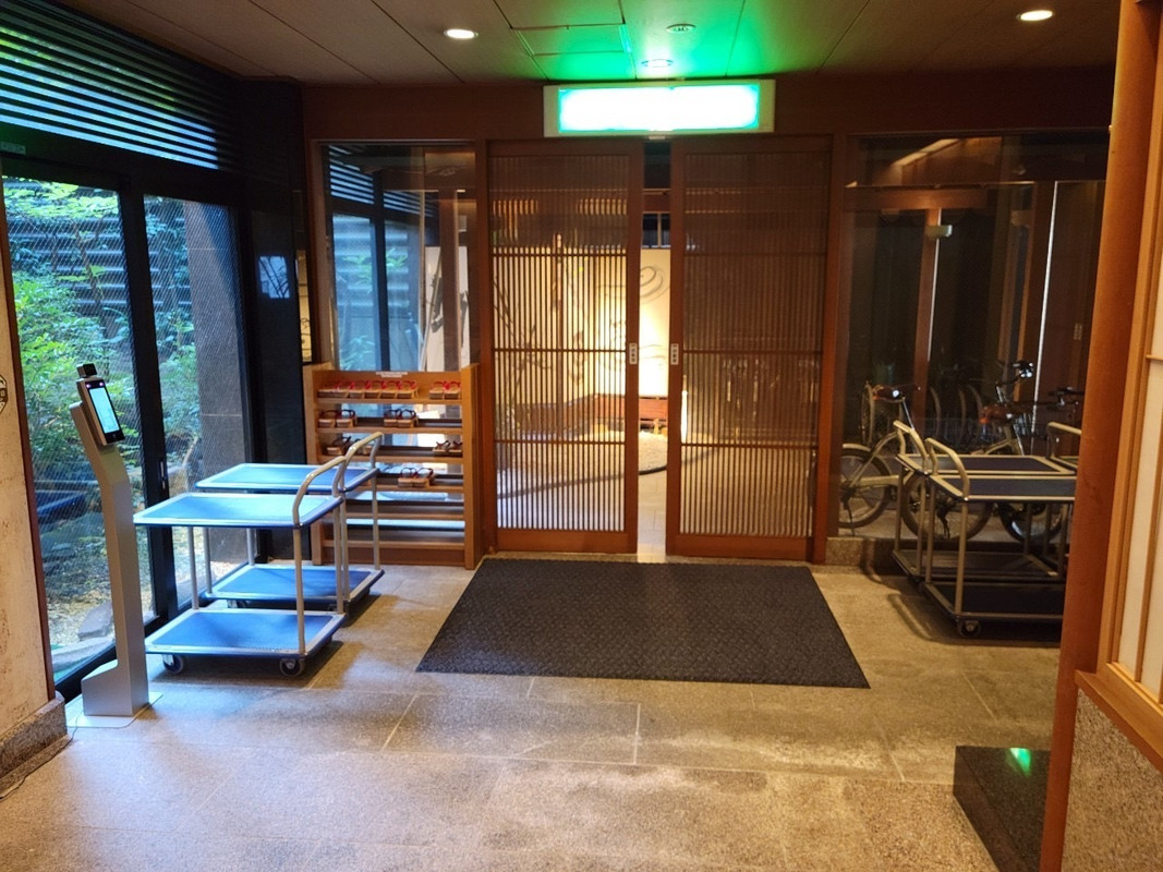 建物の入り口も綺麗で清潔な印象でした。