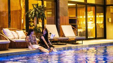 夜のガーデンプール① / 3