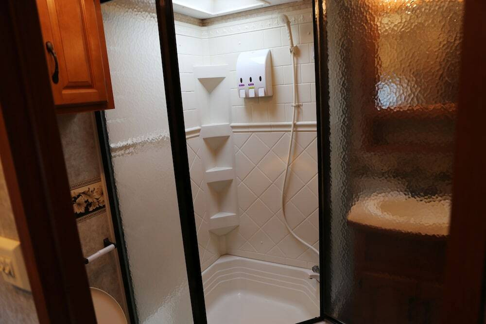 バスルームのシャワー