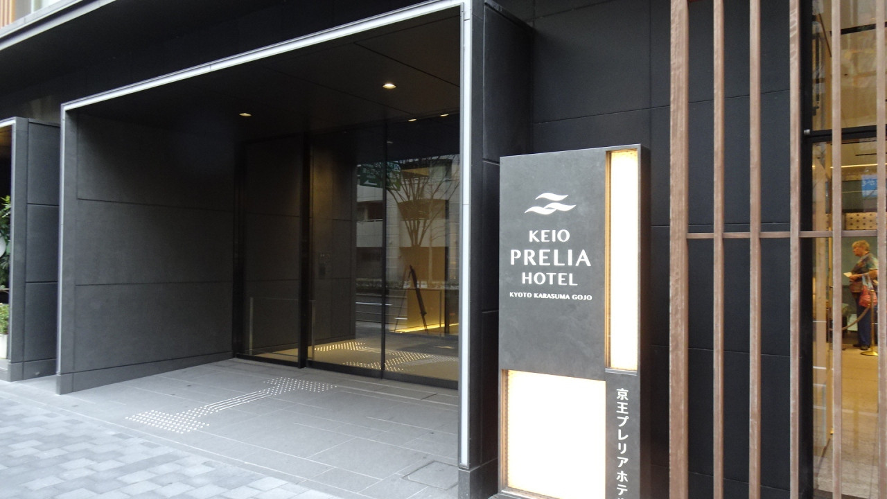 正面のエントランスですがオシャレな造りです。