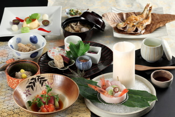 歴史ある温泉地に泊まり、旬の味覚で心身を満たす3489594