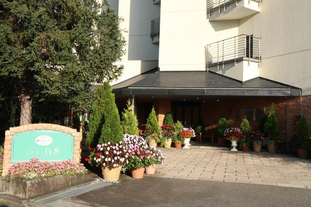 花に飾られたホテル玄関