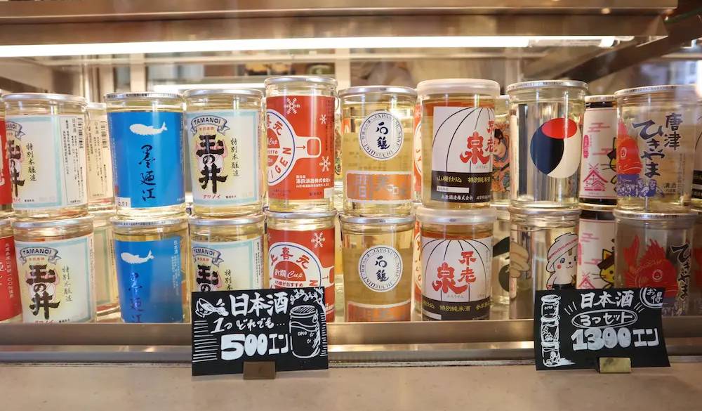 思わずラベル買いしてしまいそうなカップ酒も売られています。カフェだけでなくロビーラウンジでも飲めるので、DJを聞きながら楽しむのもあり。