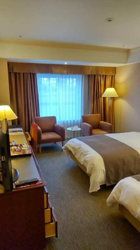 ツインルーム。ベッドはシモンズ。