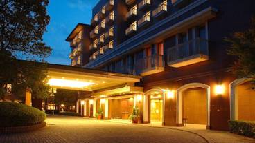 施設の正面 (日没後) / 2