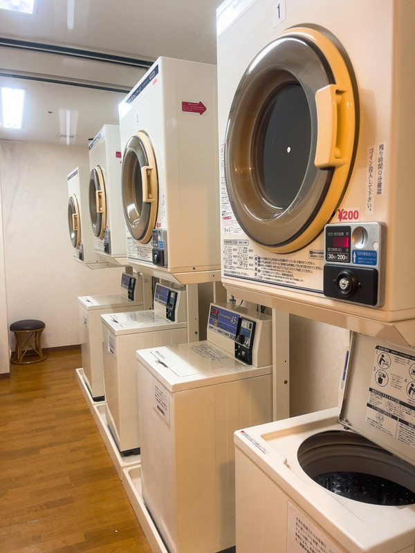 本館の大浴場の奥にコインランドリーあり