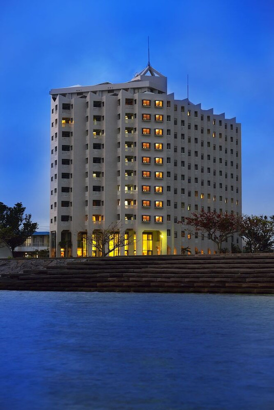 施設の正面 (日没後)