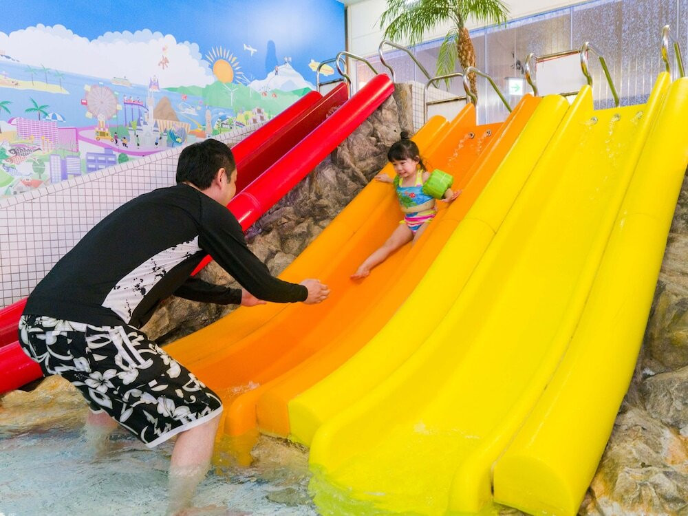 小さな子どもが遊べるエリアもある大型プールで1日中楽しもう！4771687