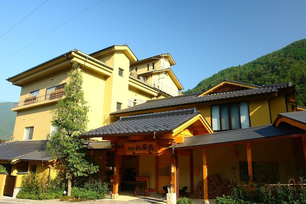 温泉街の高台に建つ、料理が自慢の懐石宿4266531