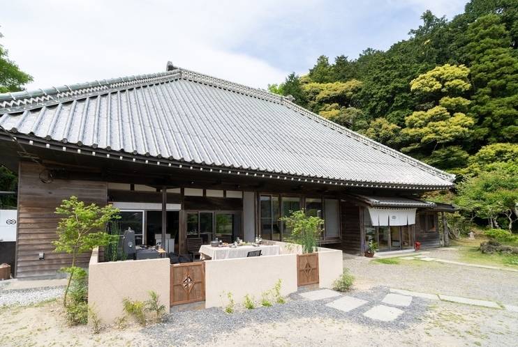 まるで田舎の豪農の家
立派なお屋敷が目印 / 1