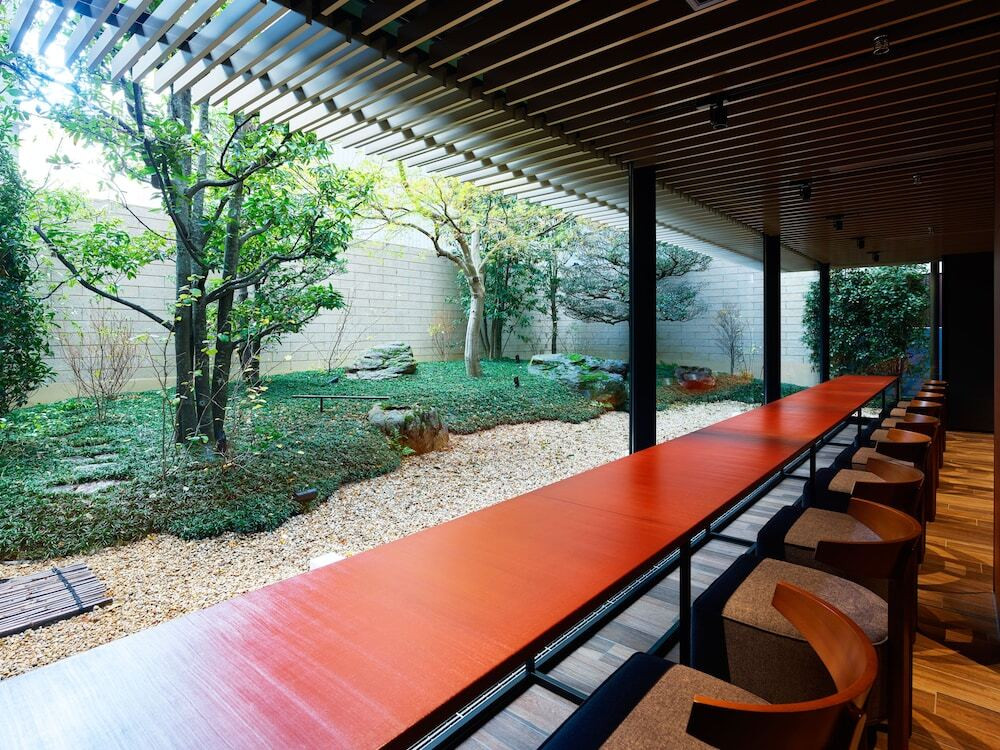 レストラン／輪島塗のカウンター