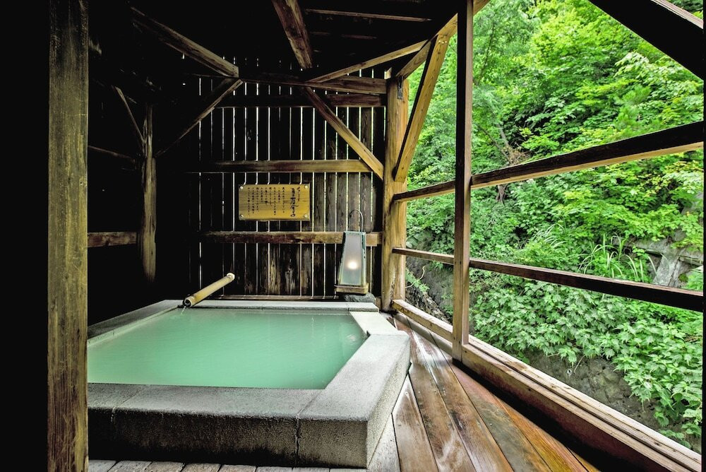 6. 秘湯のような湯船でしっとり。大人だけの静かな宿「深山荘 高見屋」3484483