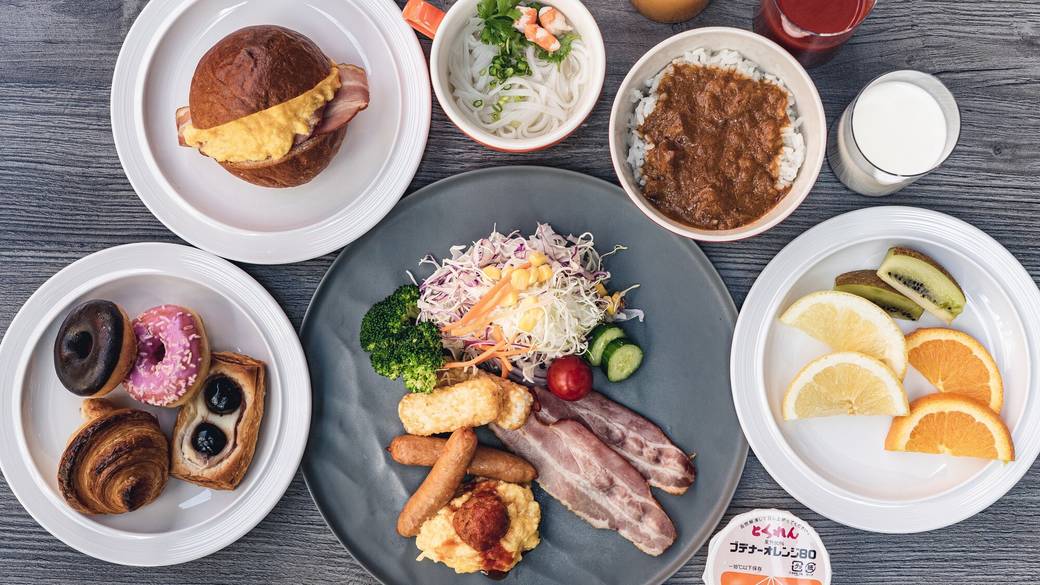 ラウンジで
色とりどりの朝食を♪ / 1